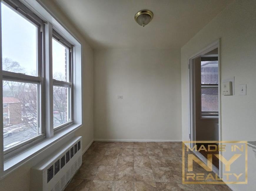 18914 Crocheron Ave - Photo 2 of 5