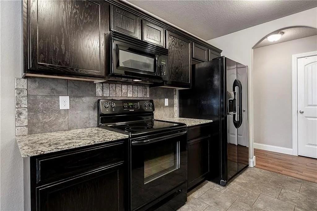 3905 Sw Capstone Ave - Photo 3 of 13