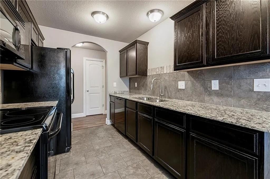 3905 Sw Capstone Ave - Photo 5 of 13