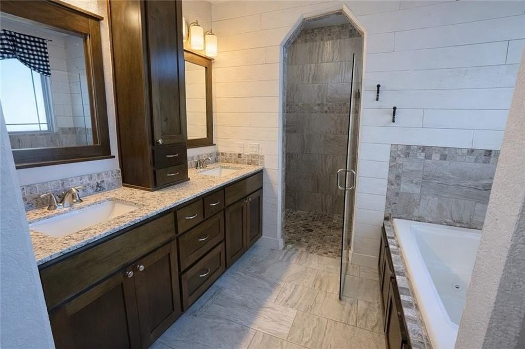 2202 Ne Steinbeck Dr - Photo 6 of 14