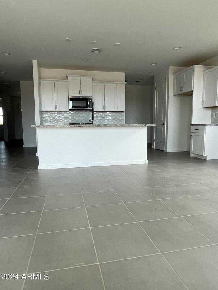 4711 S 110th Ave - Photo 4 of 30