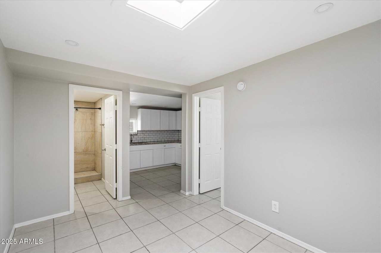 703 W 1st St Unit 4 #4 - Photo 3 of 11