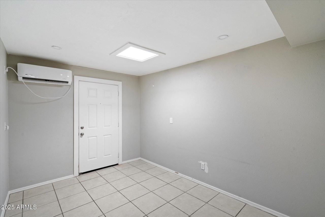 703 W 1st St Unit 4 #4 - Photo 4 of 11