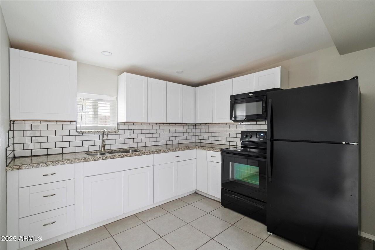 703 W 1st St Unit 4 #4 - Photo 5 of 11