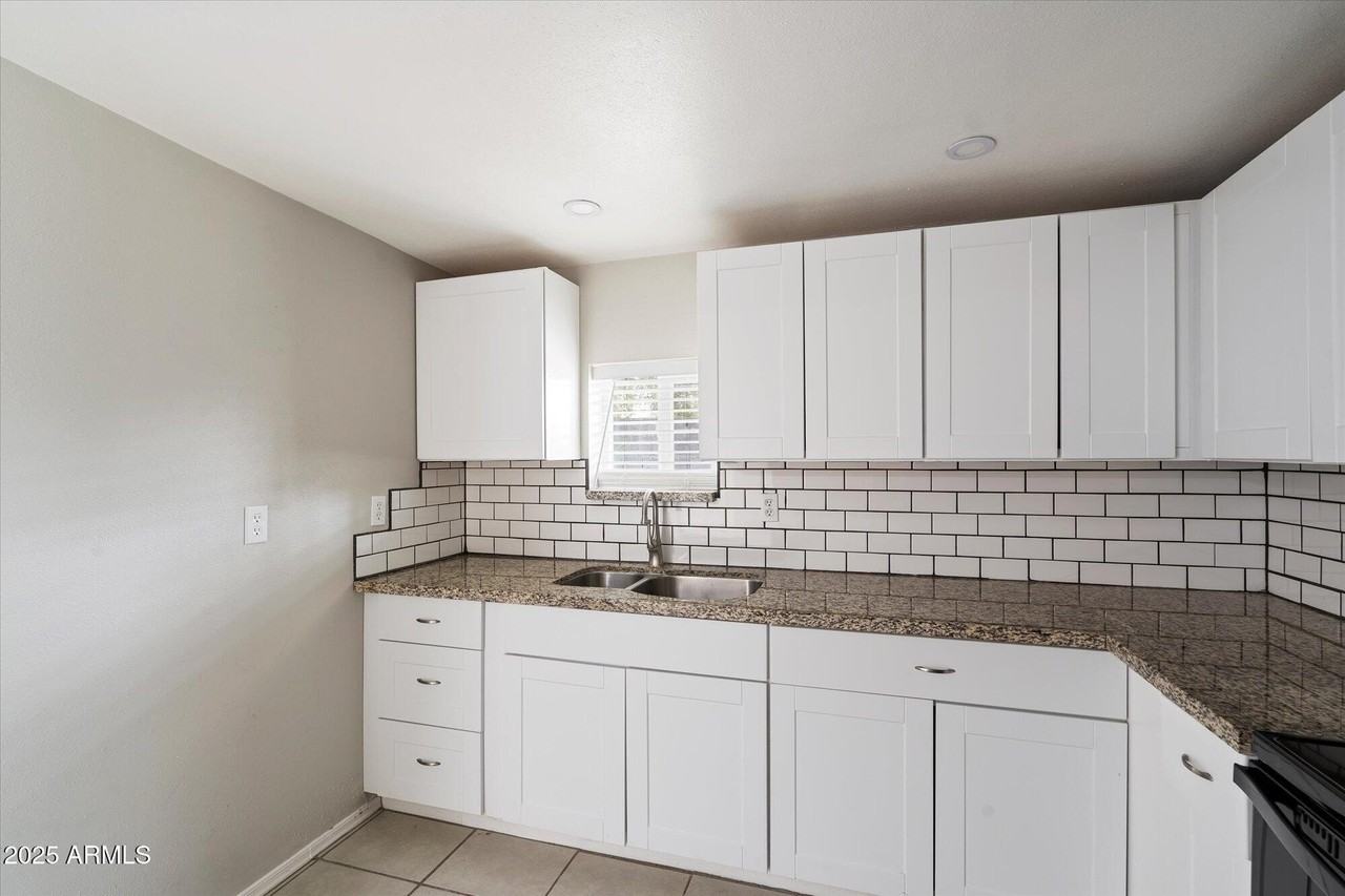 703 W 1st St Unit 4 #4 - Photo 6 of 11