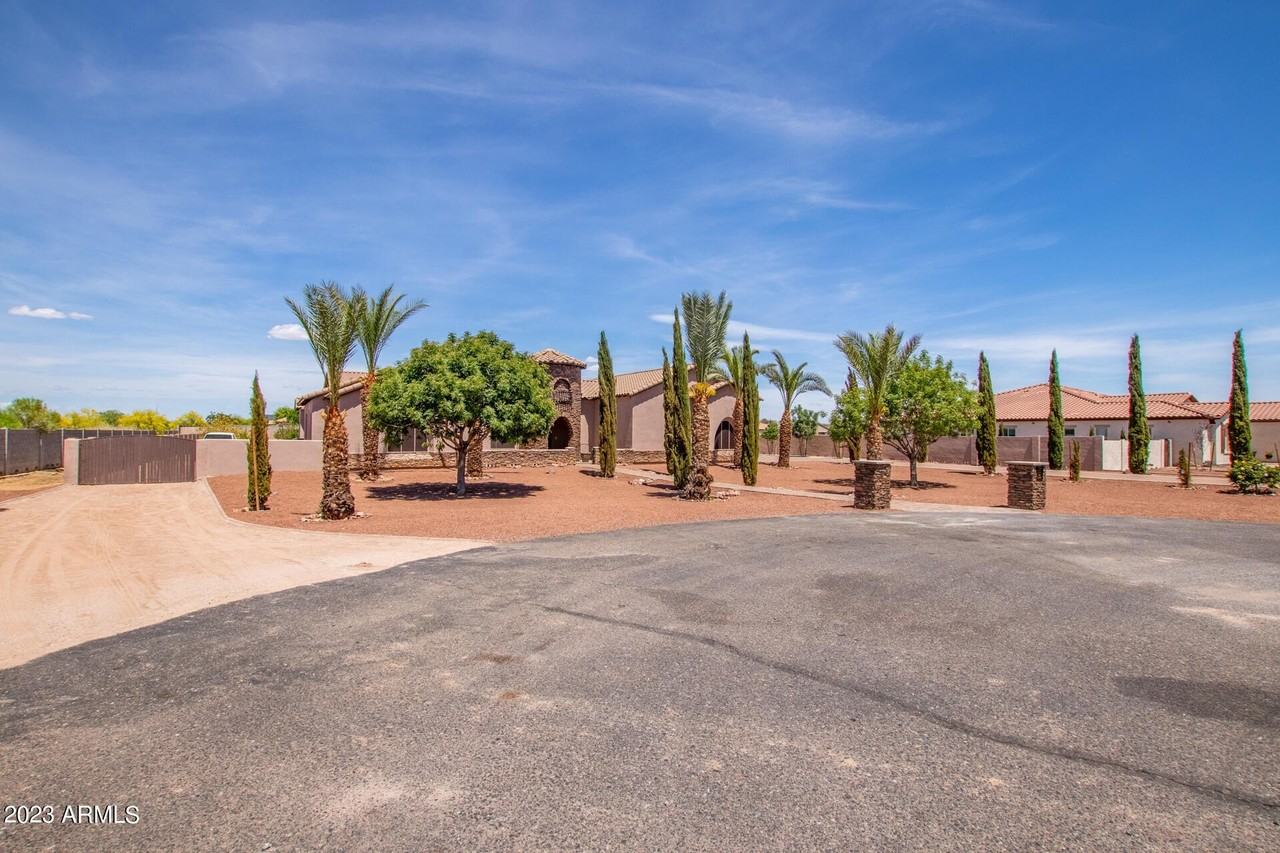 18654 W Solano Dr - Photo 4 of 50