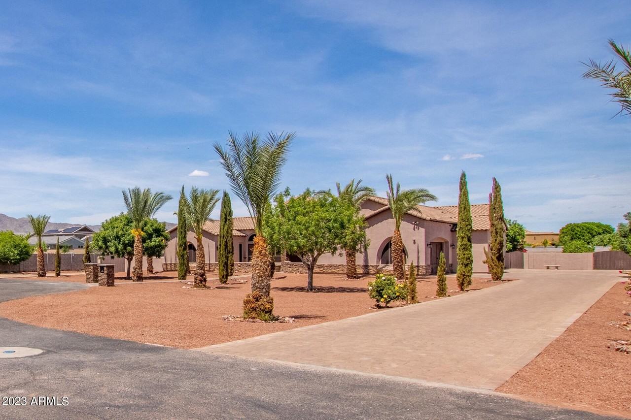 18654 W Solano Dr - Photo 5 of 50