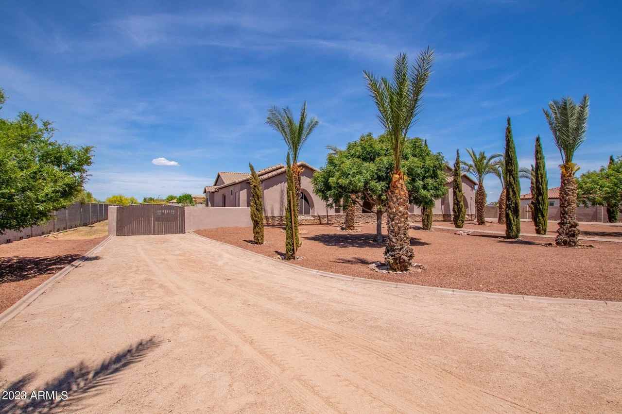 18654 W Solano Dr - Photo 7 of 50