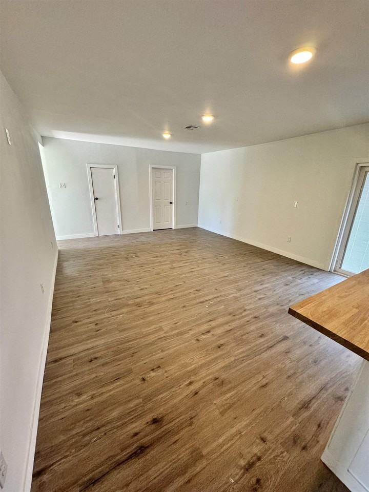 3302 Woodcrest Ave - Photo 7 of 11