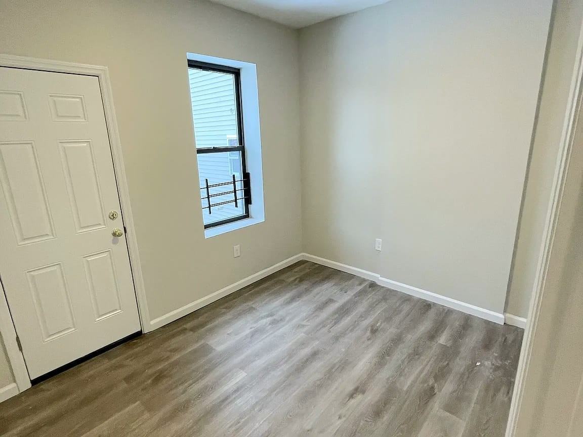 385 Avon Ave #2R - Photo 5 of 7