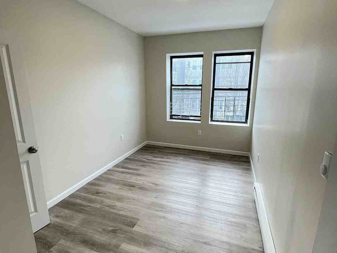 385 Avon Ave #2R - Photo 6 of 7