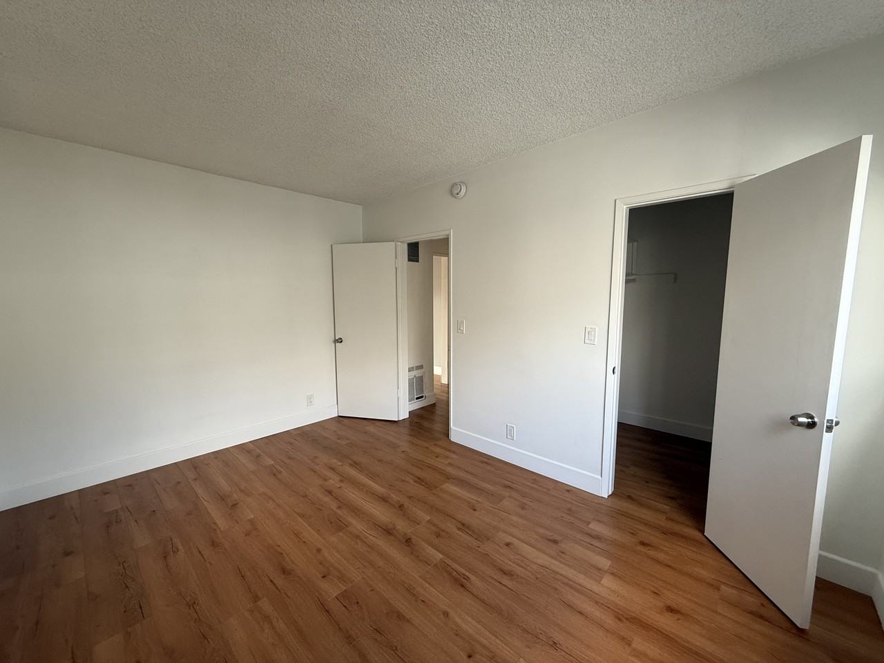 Ambrose Ave 4415 - Photo 6 of 12