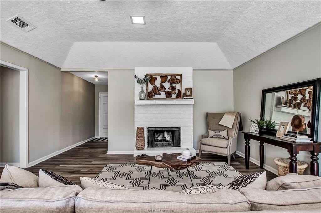 1203 Charles Ct - Photo 3 of 23