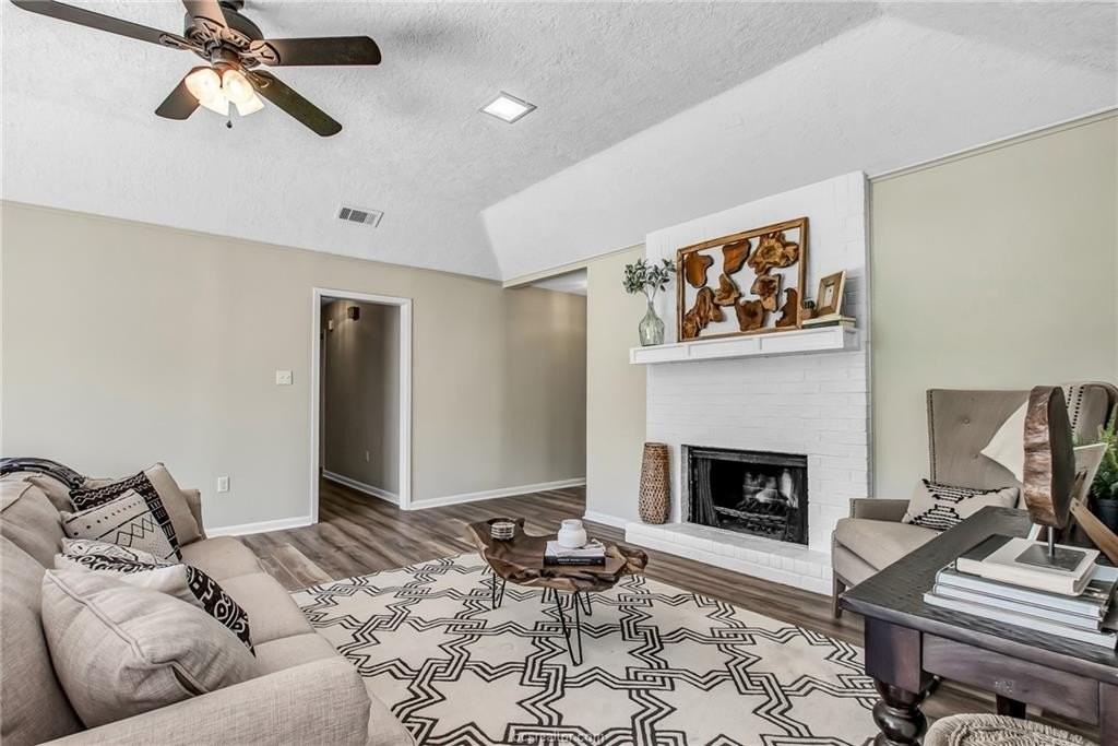 1203 Charles Ct - Photo 4 of 23