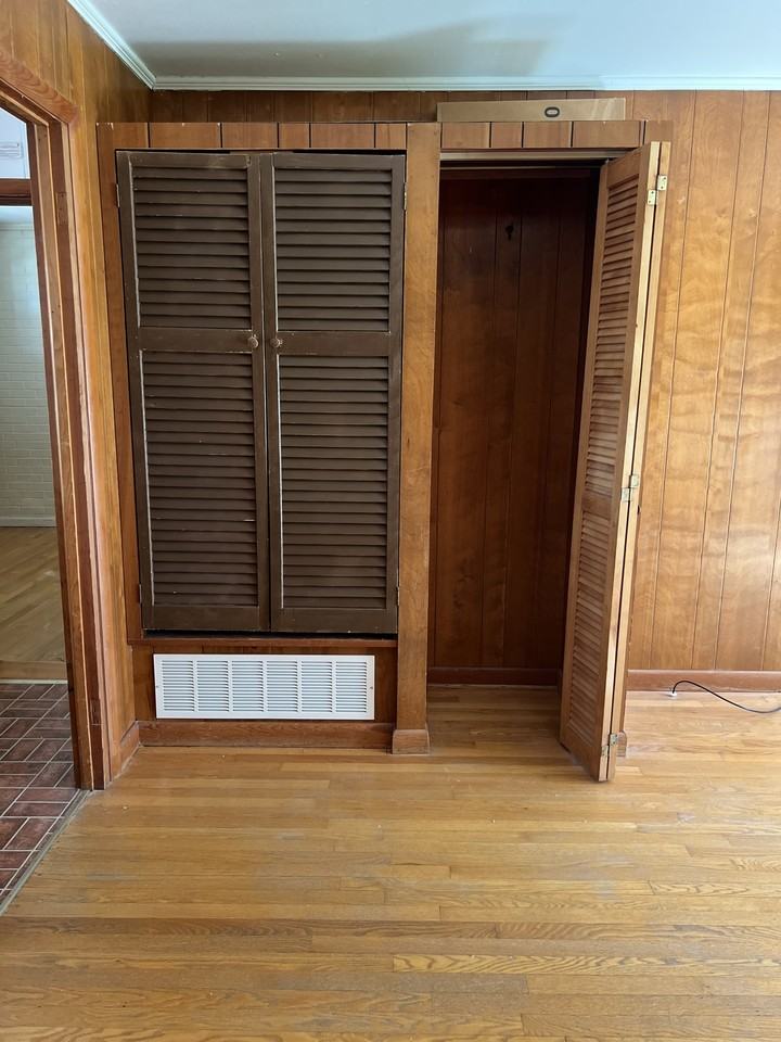 210 North May Street - Photo 2 of 9