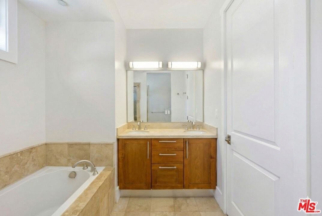 2020 Holly Dr Apt 5 #5 - Photo 6 of 10