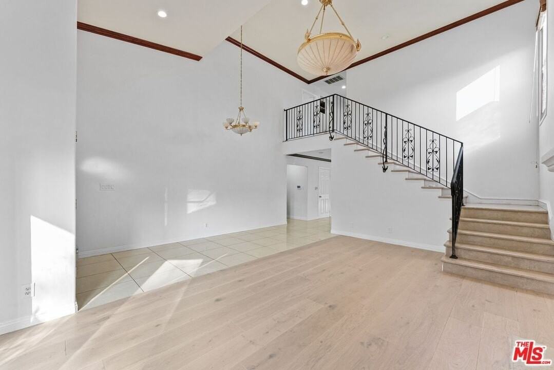 15123 Greenleaf St - Photo 7 of 49