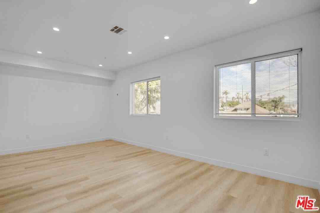 618 E 28th St - Photo 2 of 30