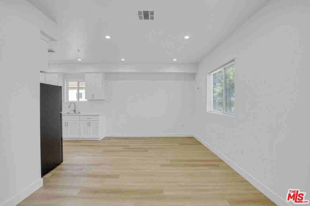 618 E 28th St - Photo 3 of 30