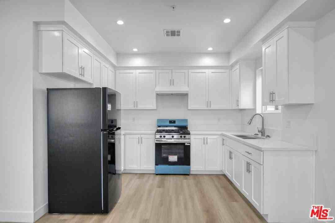 618 E 28th St - Photo 5 of 30