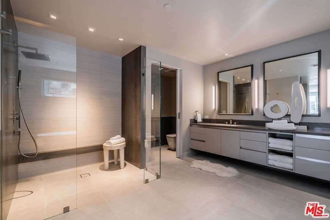 2391 Roscomare Rd Apt 401 #401 - Photo 3 of 22