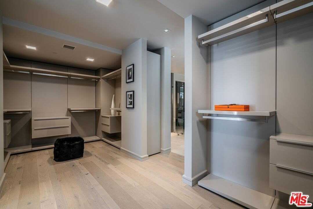 2391 Roscomare Rd Apt 401 #401 - Photo 6 of 22