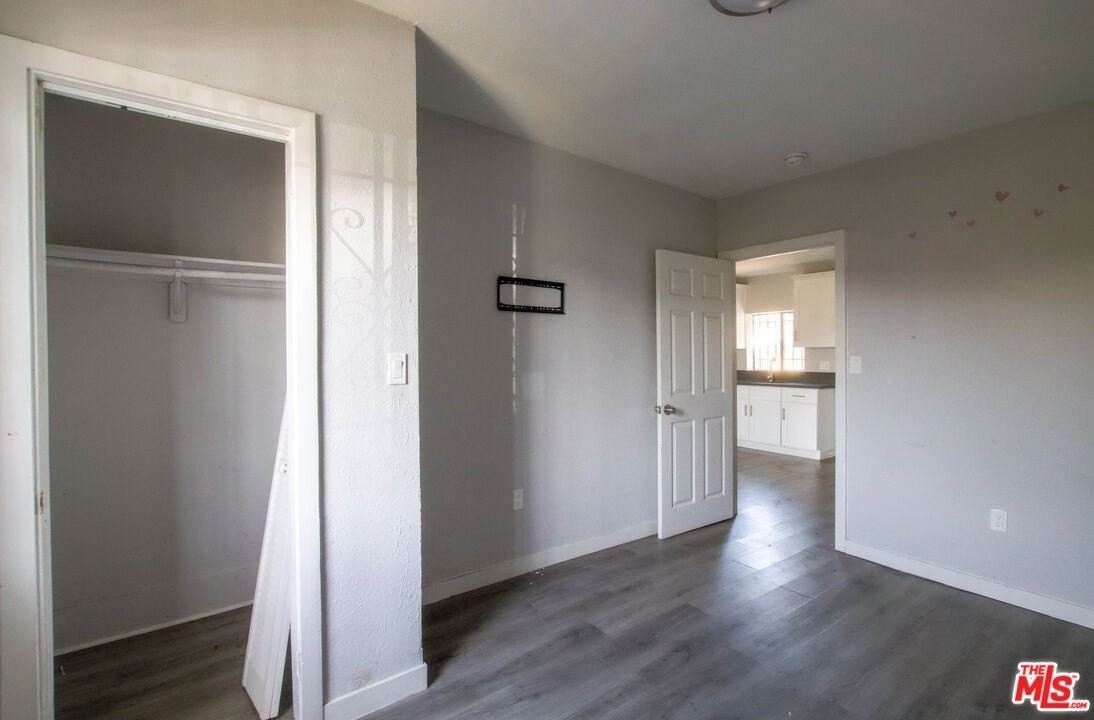 4710 Wall St - Photo 4 of 7