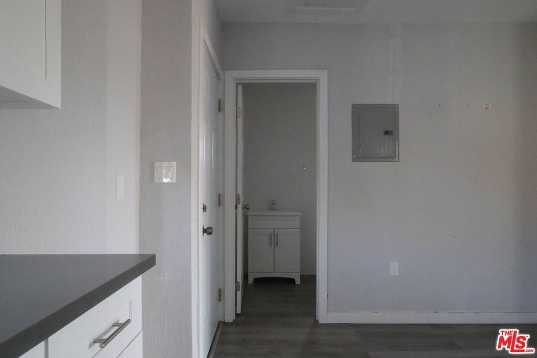 4710 Wall St - Photo 5 of 7