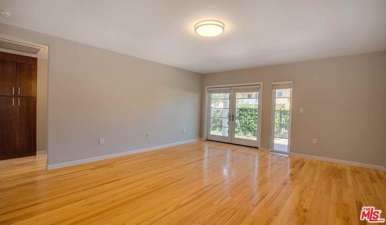 936 Lake St Apt 4 #4 - Photo 3 of 9