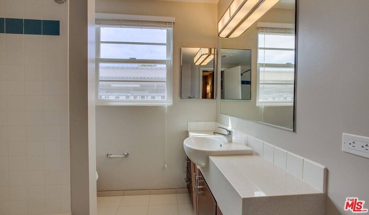 936 Lake St Apt 4 #4 - Photo 5 of 9