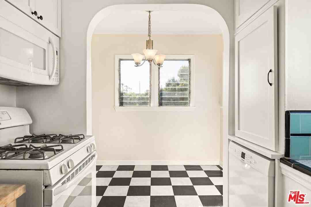 10615 Ayres Ave - Photo 5 of 10