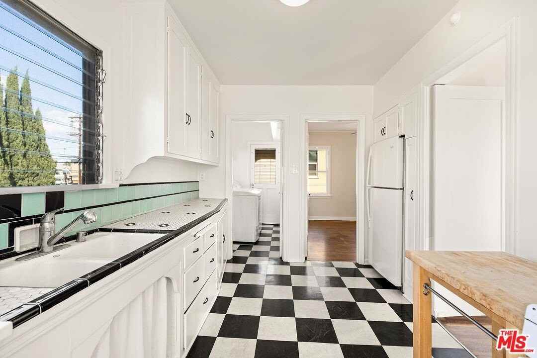 10615 Ayres Ave - Photo 6 of 10