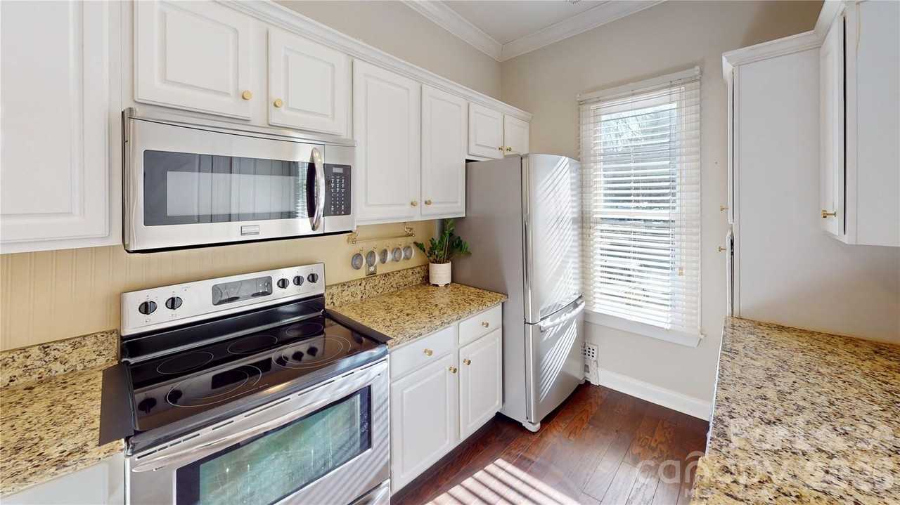 1009 Park West Dr - Photo 7 of 30