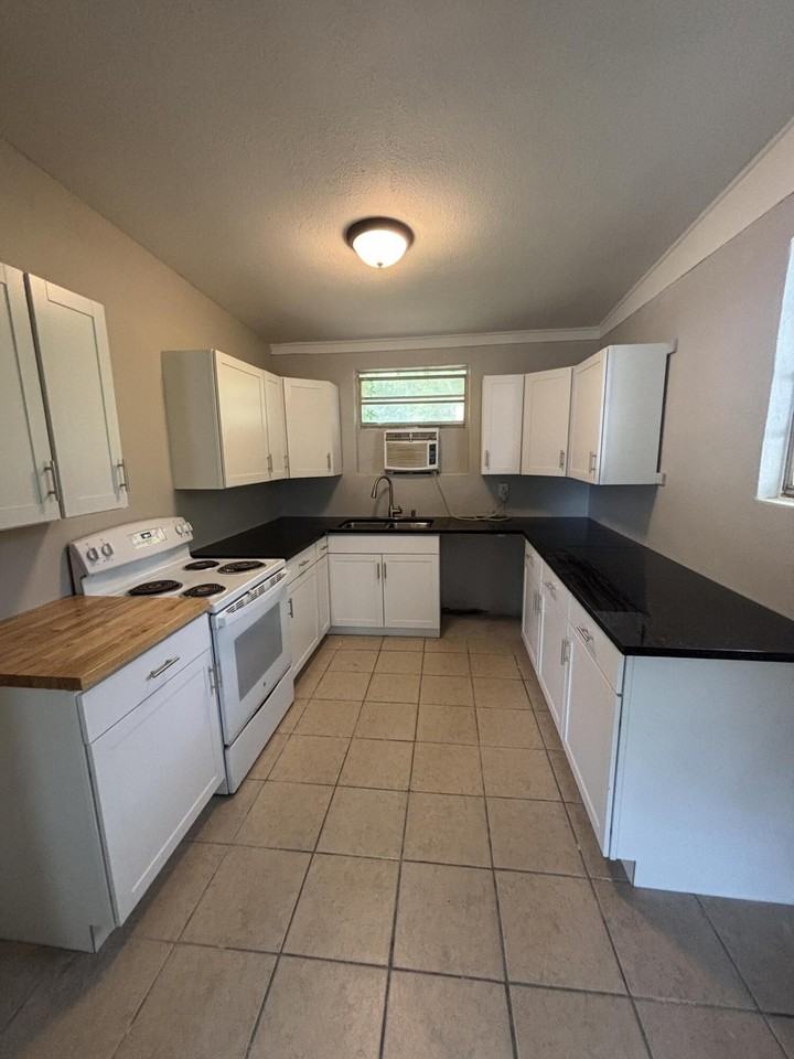 650 Blakely Ave - Photo 3 of 10