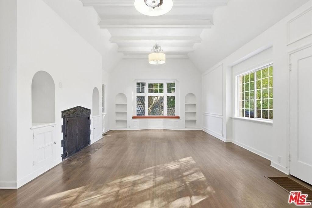 2633 1/2 N Commonwealth Ave - Photo 2 of 50