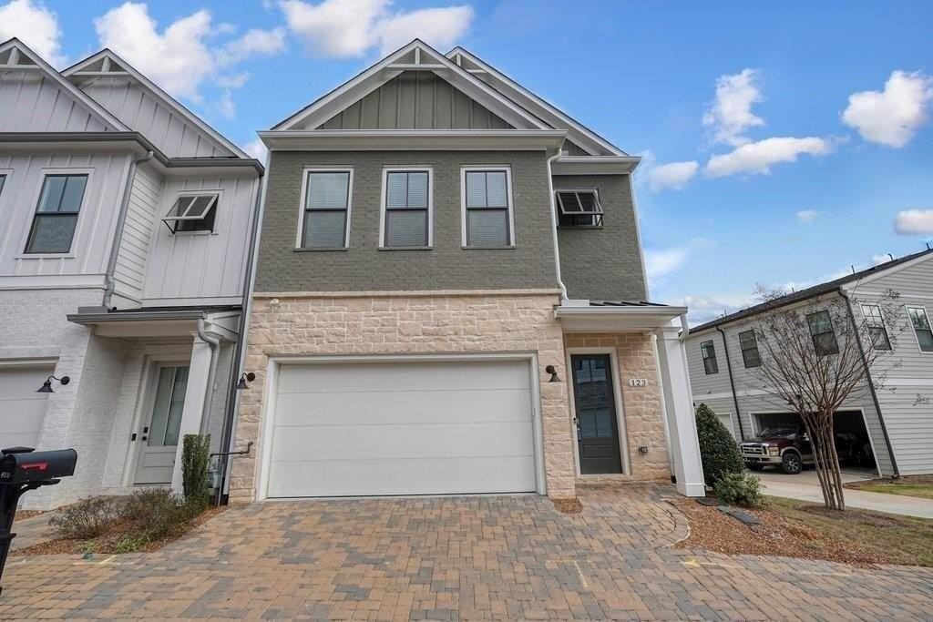 123 Village Green Ave - Photo 2 of 50