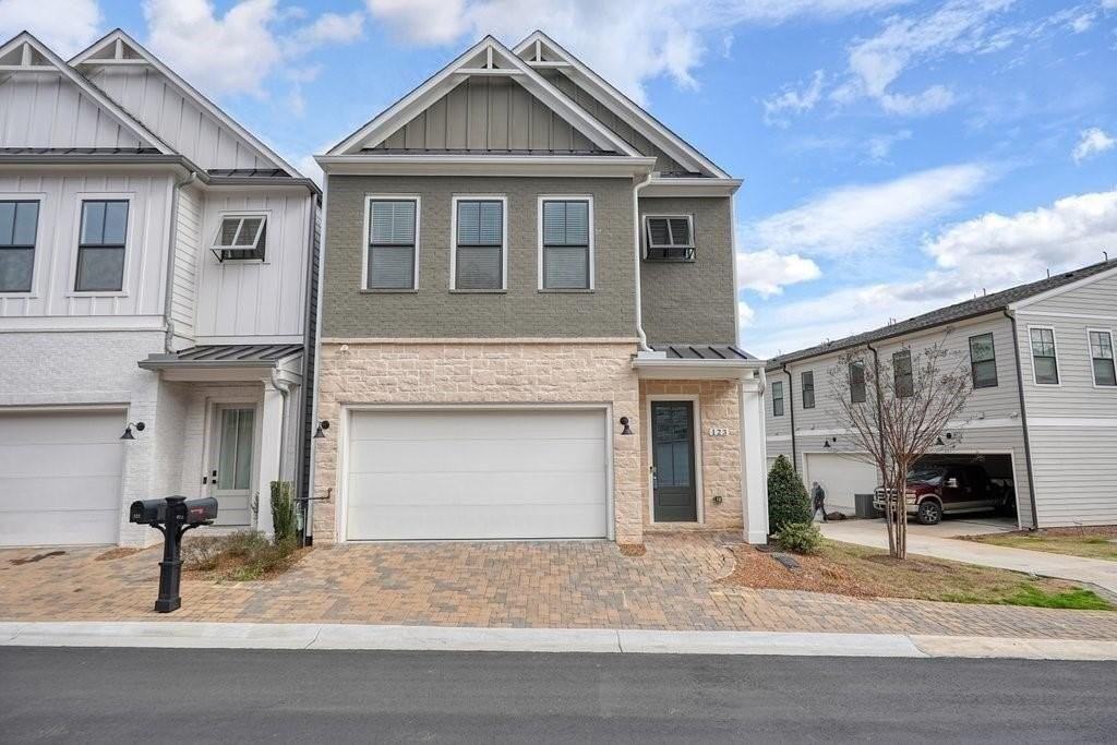 123 Village Green Ave - Photo 5 of 50