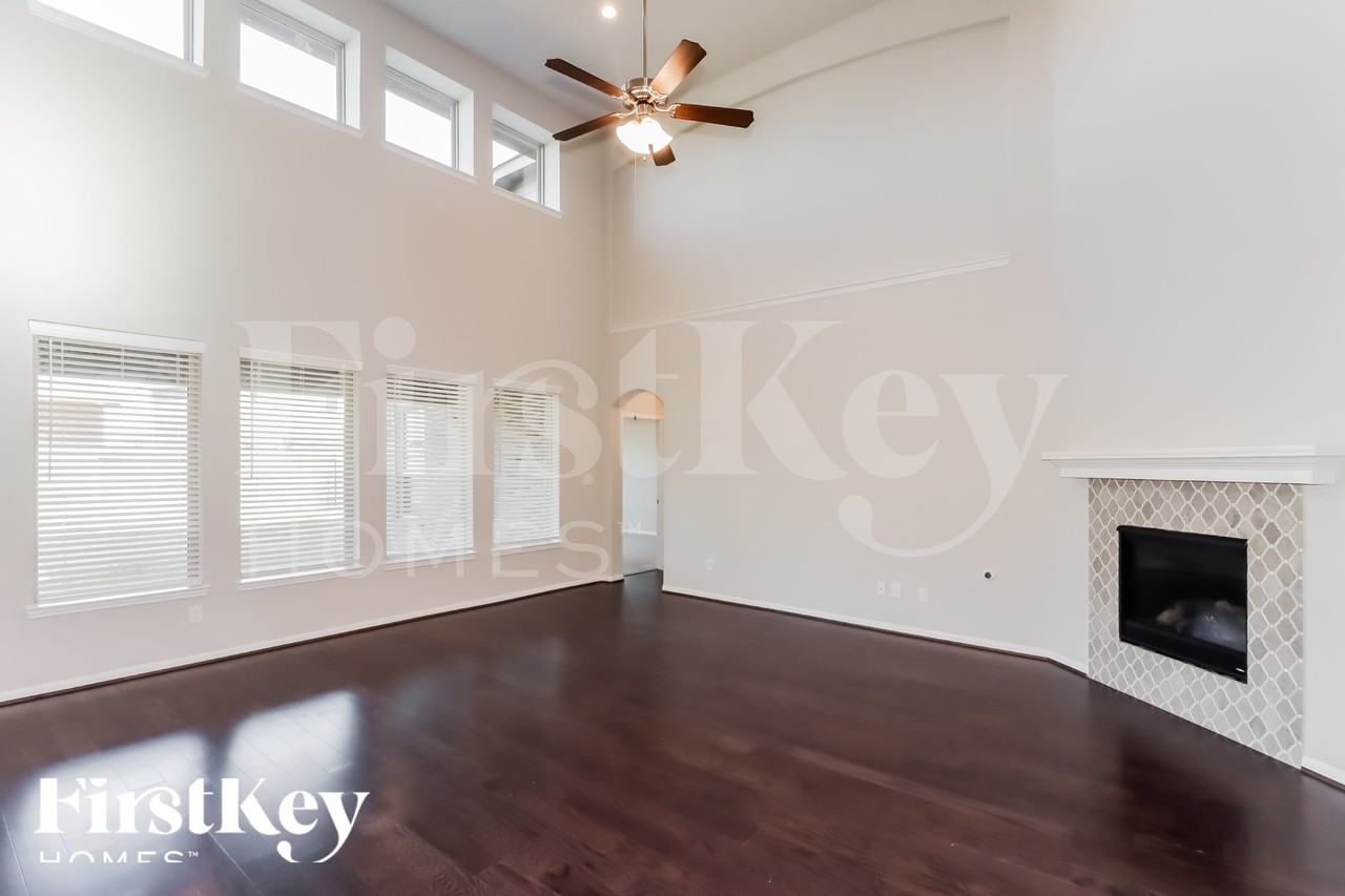 723 Chestnut Cove Ln - Photo 3 of 15