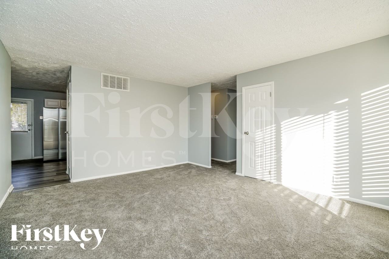 614 Palace Ln - Photo 3 of 18