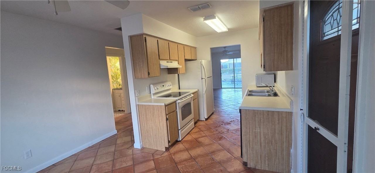 3609 Se 9th Pl Unit 1 #1 - Photo 5 of 19