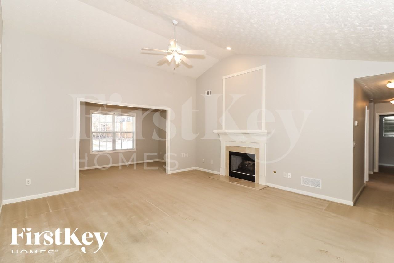 1099 Harbins Pass Dr - Photo 3 of 18