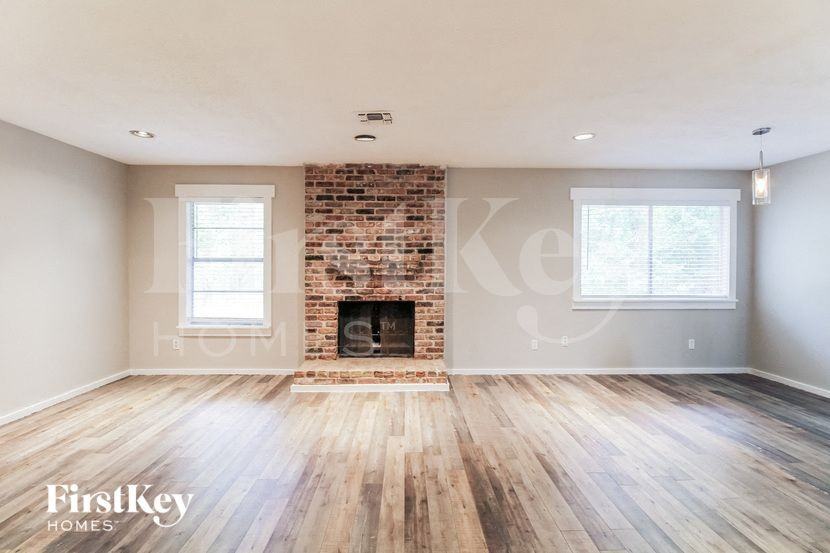 2618 N Woodloch St - Photo 4 of 15