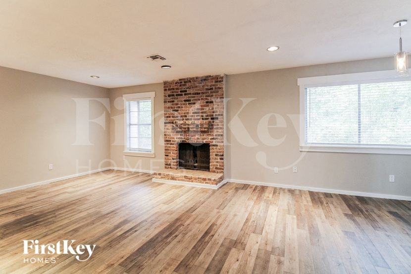 2618 N Woodloch St - Photo 5 of 15