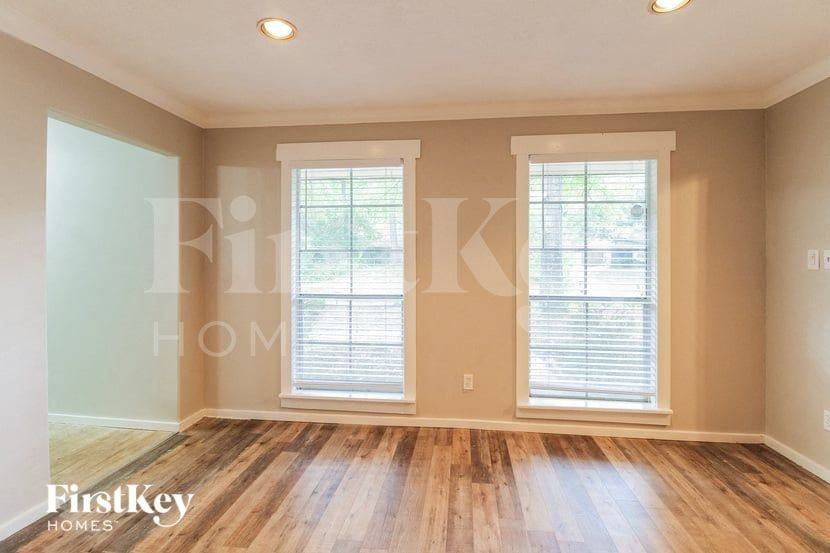 2618 N Woodloch St - Photo 6 of 15