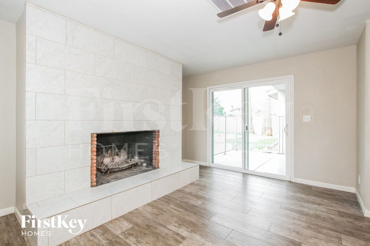 2307 E Everett Dr - Photo 5 of 15