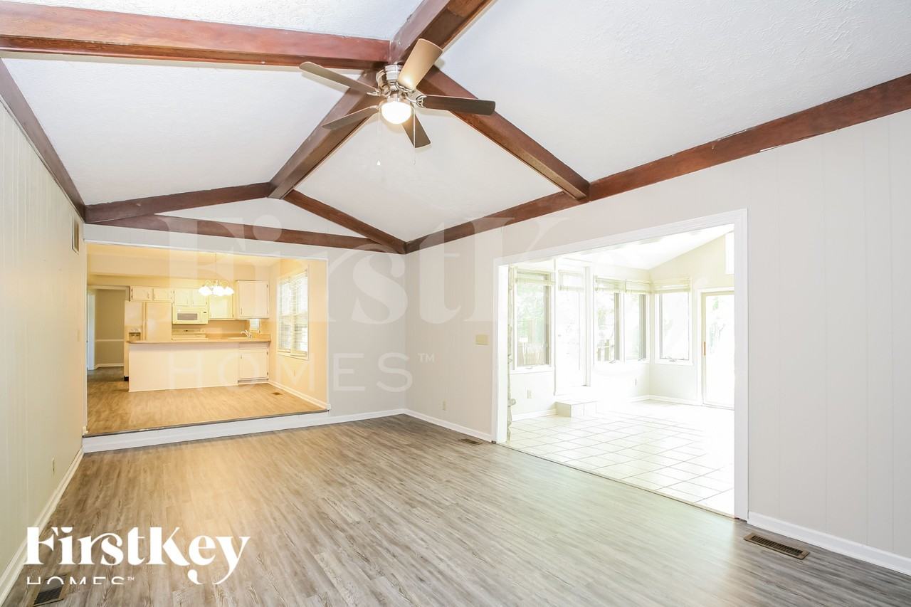 211 Banbury Rd - Photo 3 of 15