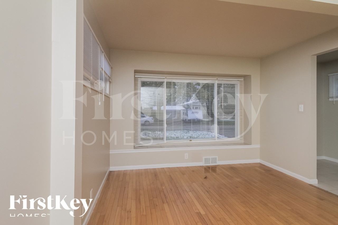 1369 Hinman St - Photo 3 of 18