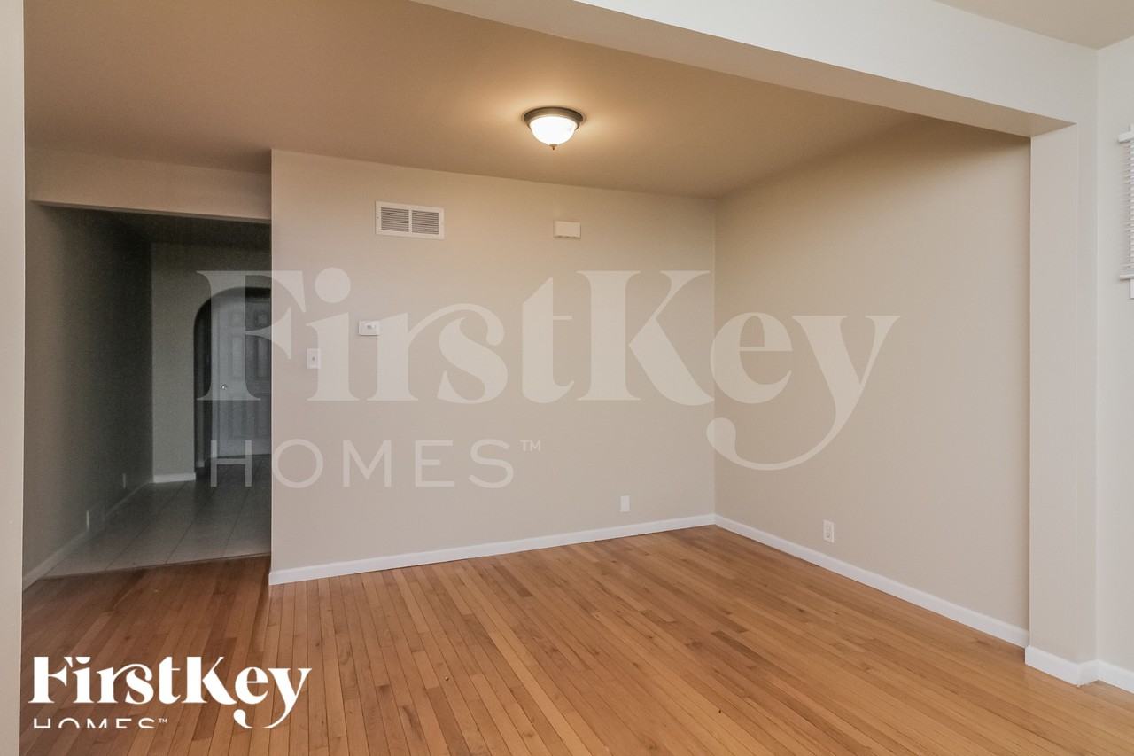 1369 Hinman St - Photo 5 of 18