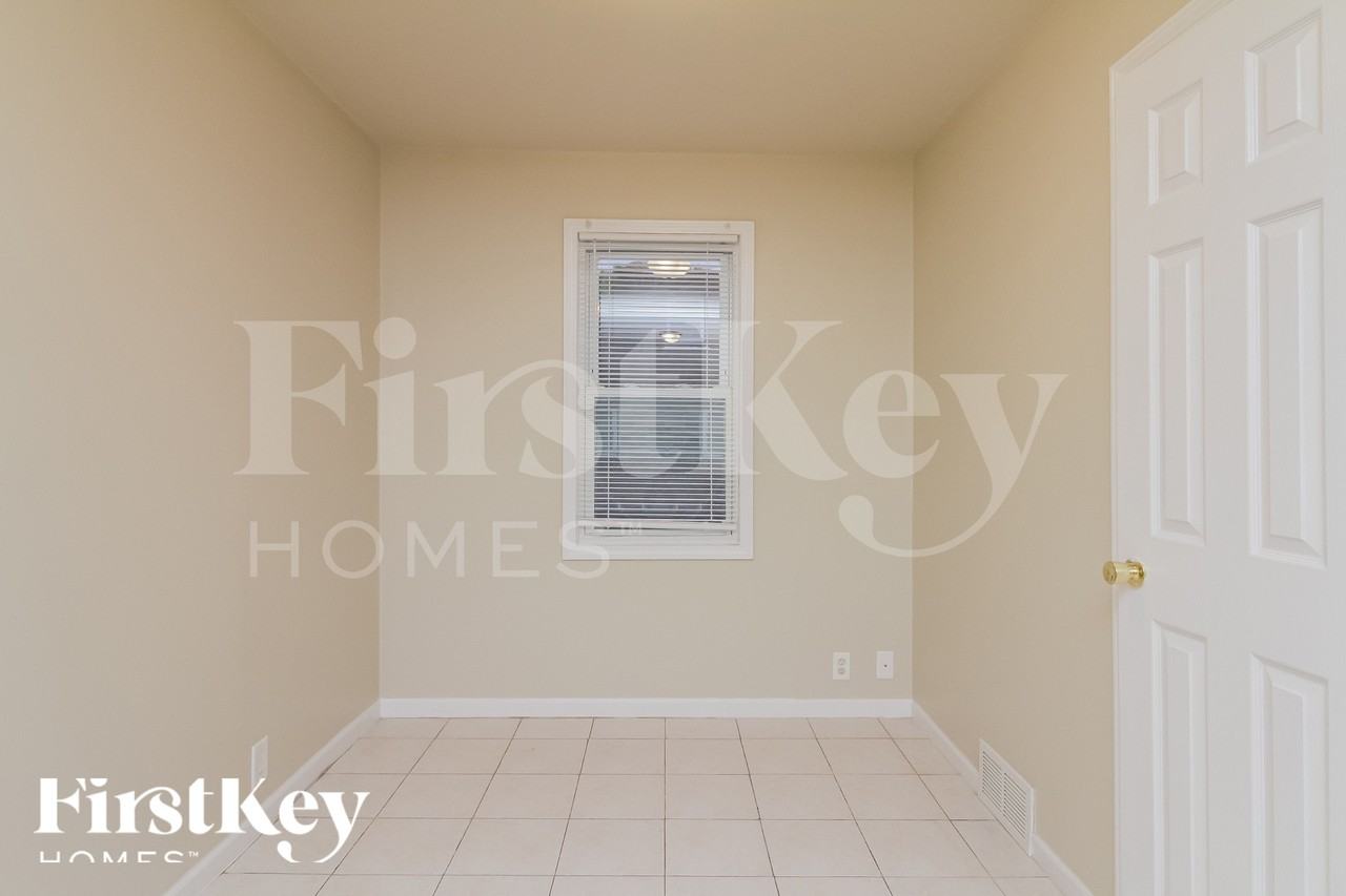 1369 Hinman St - Photo 6 of 18