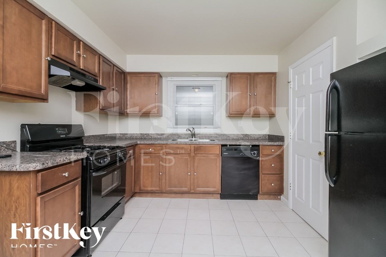 1369 Hinman St - Photo 7 of 18